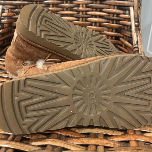 Ugg Bailey Button Mini in women’s size 7 in chestnut - Picture 4 of 11